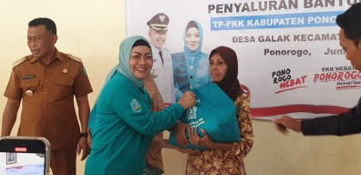 Baksos di Enam Desa, TP PKK Ponorogo Salurkan Sembako hingga Buku Edukasi