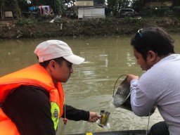 Bersih-bersih Sungai Ngrowo Tulungagung, Sampahnya Ancam Kehidupan Ikan