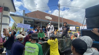 Warga Kediri Demo Pabrik Gula Pesantren Baru, Tuntut Ganti Rugi Polusi