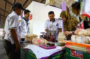 Disperdagin Kota Kediri Cek Timbangan Pedagang Pasar Bandar, Ini Hasilnya