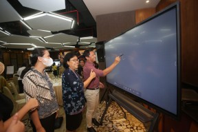 Interactive Flat Panel Display, Papan Tulis Pintar Penunjang Pembelajaran