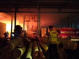 Pabrik Triplek Lamongan Terbakar, Kerugian Rp500 Juta dan 4 Karyawan Luka Bakar