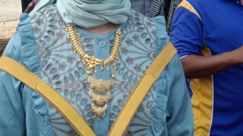 Ketika Wanita Pulau Gili Ketapang Probolinggo Bagai Toko Emas Berjalan