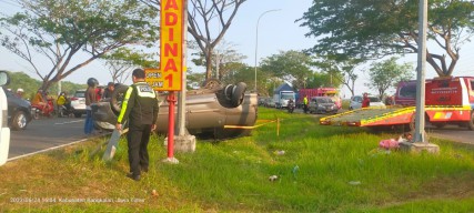 Mini Bus Terbalik di Bangkalan akibat Pecah Ban