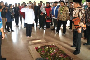 Khofifah Ziarah di Makam Bung Karno bersama Kelompok Cipayung Plus