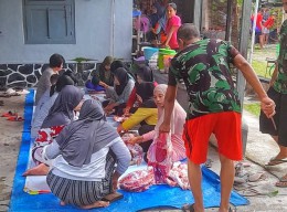 Keseruan Jalasenastri TNI AL Lanudal Juanda Mengolah Daging Kurban