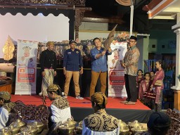 Satpol PP Ponorogo Sampaikan Pesan Gempur Rokok Ilegal Lewat Pertunjukan Wayang