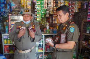 Satpol PP Temukan Rokok Ilegal saat Razia di Pelosok Ponorogo