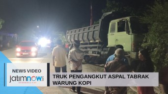 Truk Pengangkut Aspal Tabrak Warung Kopi