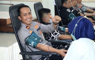 Ratusan Personel Polres Gresik Donor Darah Sambut HUT Bhayangkara ke-77