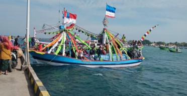 48 Warga Pulau Gili Ketapang Probolinggo Barangkat Haji Naik Kapal Hias