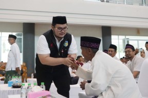 Mas Dhito Berangkatkan Ribuan Calon Jamaah Haji, Minta Beri Perhatian Khusus untuk Lansia