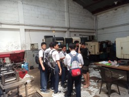 55 Siswa SMP Al Falah Deltasari Sidoarjo Kunjungi Kampung Logam Ngingas, Menggali Kearifan Lokal