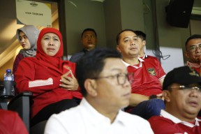 FOTO: Khofifah - Eri Cahyadi Kompak Support Timnas Indonesia di Gelora Bung Tomo