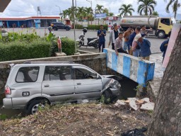Mobil di Tulungagung Nyungsep ke Parit karena Hindari ODGJ Menyeberang Jalan