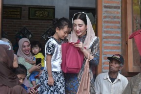 Komitmen Cegah Stunting, Novita Hardini Bagikan Daging Kurban di Kecamatan Bendungan Trenggalek