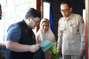Serahkan Sertifikat PTSL kepada Warga Tarokan, Mas Dhito: Jangan Dikasih ke Rentenir
