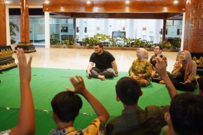 Mas Dhito Ajak Puluhan Siswa SMP Negeri 2 Pare Menginap di Rumah Dinas