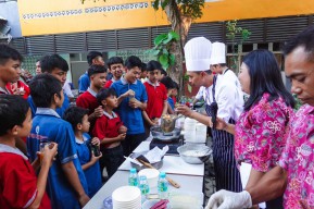 Meriahnya Anak-Anak Belajar Memasak Langsung dari Chef Hotel Berbintang di Surabaya