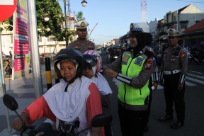 Sosialisasi Operasi Patuh Semeru 2023, Polres Ponorogo Bagikan Coklat dan Helm