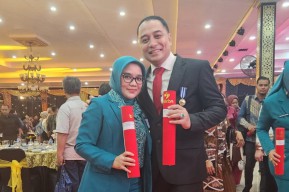 Berhasil Turunkan Stunting dan Kemiskinan, Wali Kota Eri dan Ketua TP PKK Surabaya Raih Penghargaan Tertinggi BKKBN