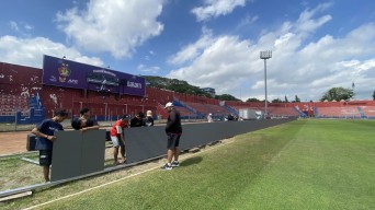 Mobil Mondar-mandir Lindas Rumput Lapangan Stadion Brawijaya Jelang Persik Vs Arema FC, Lho Cah?