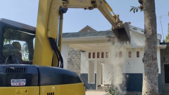 Pernikahan Retak Buldoser Bertindak, Rumah Milik Bersama di Kediri Dirobohkan