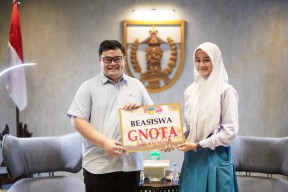 Mas Dhito Beri Hadiah Siswi SMA 2 Pare yang Terpilih Paskibraka Nasional