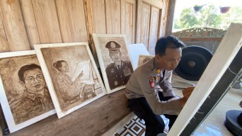 Melukis dengan Ampas Kopi Jadi Cara Healing Terbaik Polisi di Kediri ini