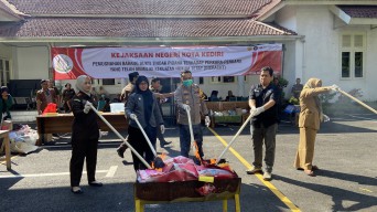 Kejaksaan Negeri Kota Kediri Musnahkan Narkoba dan 3 Ton Pupuk Ilegal
