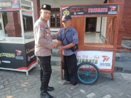 Peringati Hari Bhayangkara, Polres Lamongan Bagikan 5 Gerobak UMKM