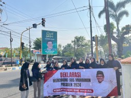 Perempuan Madura Bagi-bagi Bunga Dukung Gus Imin Nyapres