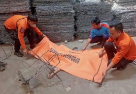Atap Pergudangan di Surabaya Ambrol, Pekerja asal Sampang Tewas