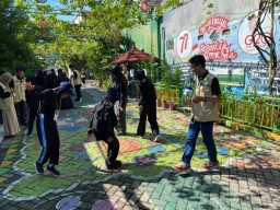 Kader Muda Lingkungan Kampung Edukasi Sampah Ajarkan Ini pada Anak Yatim