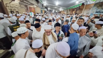 Presiden PKS Larut Dalam Lautan Manusia dalam Haul Habib Abu Bakar Gresik