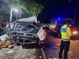 Kecelakaan Adu Banteng Bus Pariwisata vs Mobil Box di Lamongan, Korban Nihil
