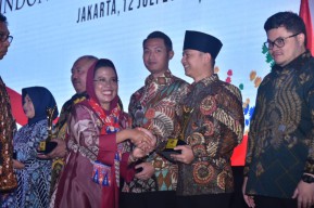 Bupati Trenggalek Raih Penghargaan Pembina Koperasi Andalan dari Dekopin