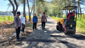 Polisi bersama Dinas PU Situbondo Pasang Marka Kejut, Cegah Balap Liar di Jalan Desa Banongan