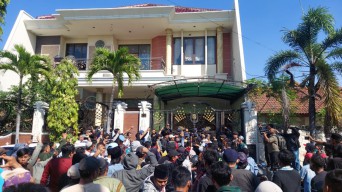 PN Eksekusi Rumah Mewah di Sutorejo Surabaya, Pemilik Ngeyel: Ada Pemalsuan Tanda Tangan