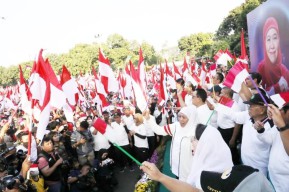 Khofifah Bagikan Puluhan Ribu Bendera Merah Putih ke Warga Jatim dan Ormas, Kode Apa?