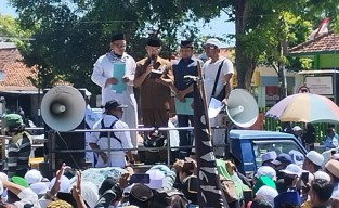 Ratusan Massa FPI Datangi DPRD Pamekasan Tolak LGBT