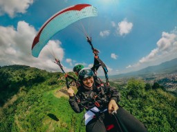 Foto: Bupati Ipuk Ikut Terbang di Momen Banyuwangi Open Paralayang