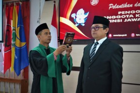Athoillah Resmi Dilantik jadi Komisioner KPU Jatim Periode 2019-2024