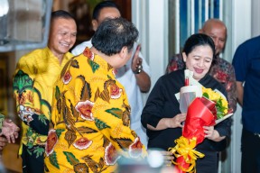 Beri Mawar Merah-Kuning ke Puan, Airlangga: Ini Spesial Bunga Politik