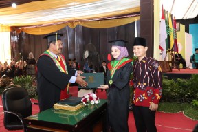 Novita Hardini Raih Magister Ekonomi dengan Predikat Cumlaude