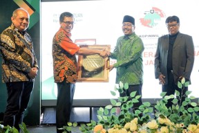 Anwar Sadad Dianugerahi jadi Tokoh Penggerak Ekonomi, UMKM dan Koperasi 2023