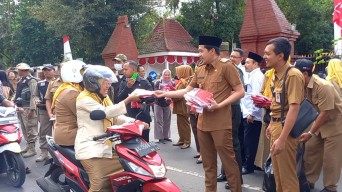 Sambut HUT Kemerdekaan Indonesia, Pemkab Trenggalek Bagikan 20 Ribu Bendera Merah Putih