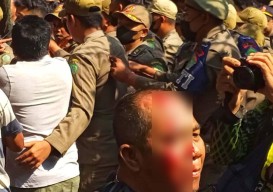 Tolak Penertiban, Para Pedagang Pasar Larangan Sidoarjo Bentrok dengan Petugas