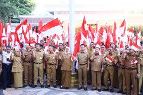 Gubernur Khofifah Ajak Warga Jatim Kibarkan Bendera Merah Putih Mulai Besok