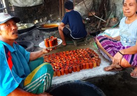 Produksi Gula Kelapa Tradisional Dusun Kepel Jember Menurun Akibat Perubahan Cuaca